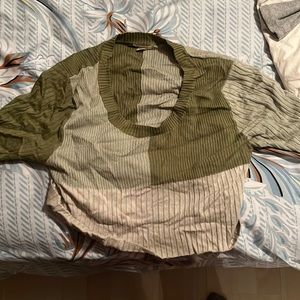 green girls short sleeve needs to be ironed i have pictures from 2022 worn once